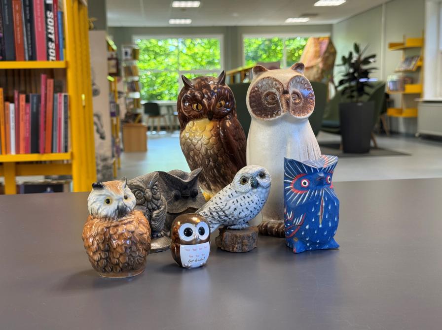 8 uglerfigurer fra bibliotekets uglesamling